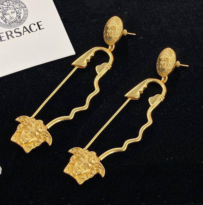 Versace Earrings 💎
Master quality 

*50* AED normal box 📦

Zain48
♥️♥️♥️