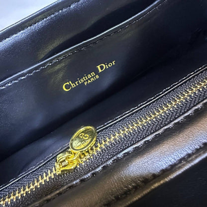 DIOR NEW CAME HIGH QUALITY WITH BOX  
120 dhs🇦🇪🇦🇪

Zain295
♥️♥️♥️