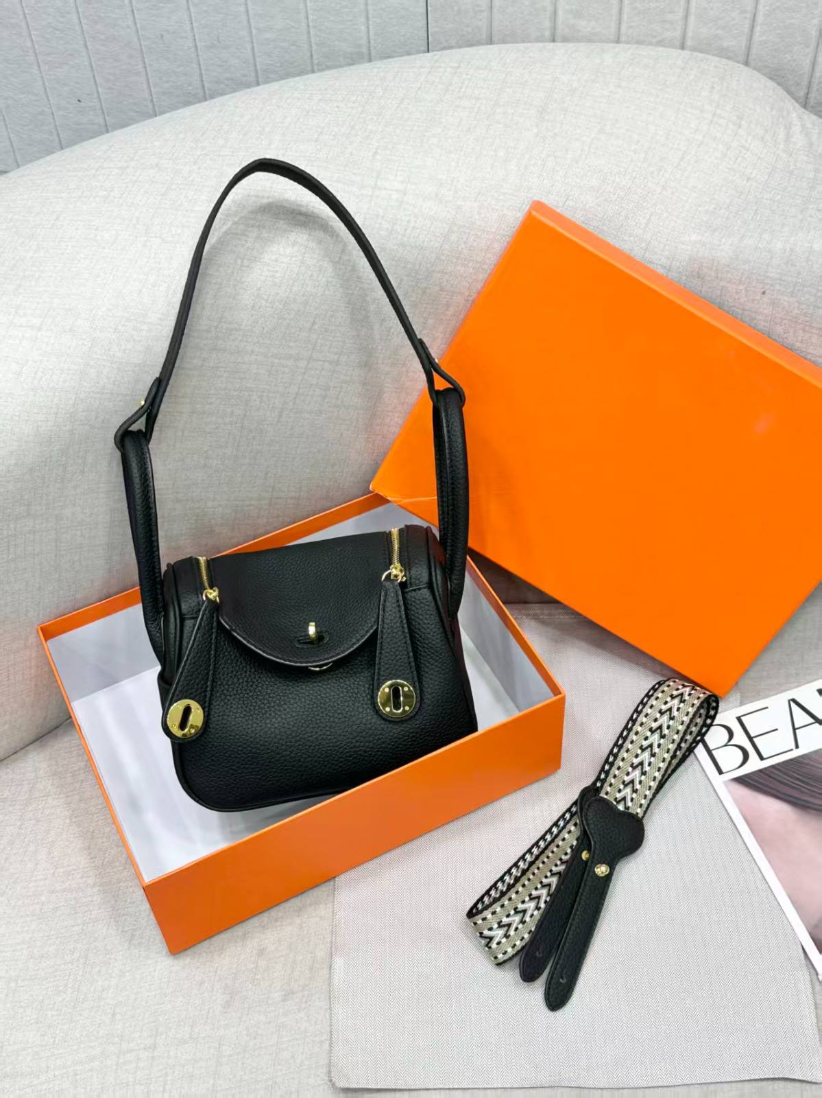 HERMES

Best quality 

with box
120 dhs🇦🇪🇦🇪

size 20CM

Zain290
♥️♥️♥️