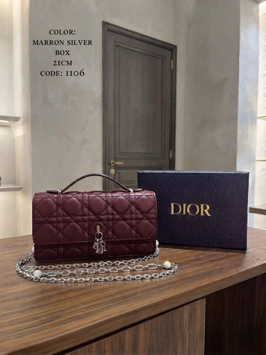 ᴍʏ ᴅɪᴏʀ ᴍɪɴɪ ʙᴀɢ
Dior
ᴛᴏᴘ ʜᴀɴᴅʟᴇ/ ɢᴏʟᴅᴇɴ ᴄʜᴀɪɴ
ᴡɪᴛʜʙᴏx
ʟᴀᴍʙsᴋɪɴ ᴍᴀᴛᴇʀɪᴀʟ
sɪᴢᴇ:𝟐𝟏ᴄᴍ
105 dhs🇦🇪🇦🇪

Zain56
♥️♥️♥️