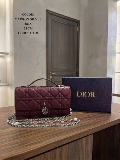 ᴍʏ ᴅɪᴏʀ ᴍɪɴɪ ʙᴀɢ
Dior
ᴛᴏᴘ ʜᴀɴᴅʟᴇ/ ɢᴏʟᴅᴇɴ ᴄʜᴀɪɴ
ᴡɪᴛʜʙᴏx
ʟᴀᴍʙsᴋɪɴ ᴍᴀᴛᴇʀɪᴀʟ
sɪᴢᴇ:𝟐𝟏ᴄᴍ
105 dhs🇦🇪🇦🇪

Zain56
♥️♥️♥️