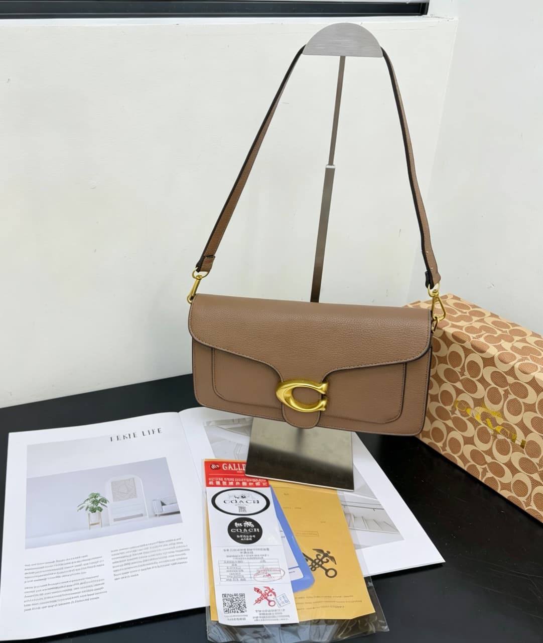 Coach

With box 
 
90 dhs🇦🇪🇦🇪

Zain232
♥️♥️♥️