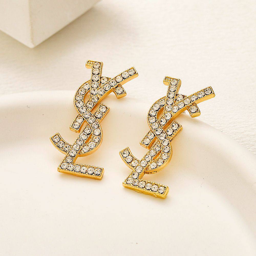 New arrival branded earrings 
30 dhs🪙💚/ pair without box 
40 dhs🪙💚/ pair with branded box

Zain243
♥️♥️♥️