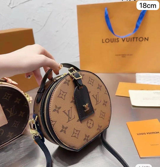 18🌹 LV petite boite 
1⃣️Frist quality +🎁
Size : 18 * 17 cm
85 dhs✅
with box🎁

Zain60
♥️♥️♥️