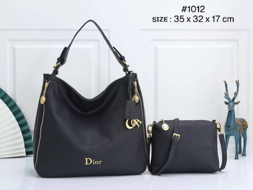 CHRISTIAN DIOR ʜᴏʙᴏ
sʜᴏᴜʟᴅᴇʀ ᴛᴏᴛᴇʙᴀɢ
ᴡɪᴛʜ ᴘᴏᴜᴄʜ sʟɪɴɢ ʙᴀɢ
ᴡɪᴛʜ ʟᴏɴɢ ʙᴇʟᴛ sᴛʀᴀᴘ
ɢᴏʟᴅ ʜᴀʀᴅᴡᴀʀᴇ
sɪᴢᴇ : 35 cm

120 dhs✅

Zain31
♥️♥️♥️