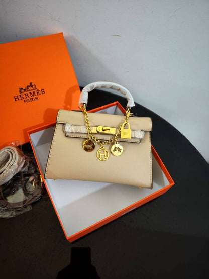 Hermes

100 dhs🇦🇪🇦🇪

size 22cm

with box
Zain26
♥️♥️♥️