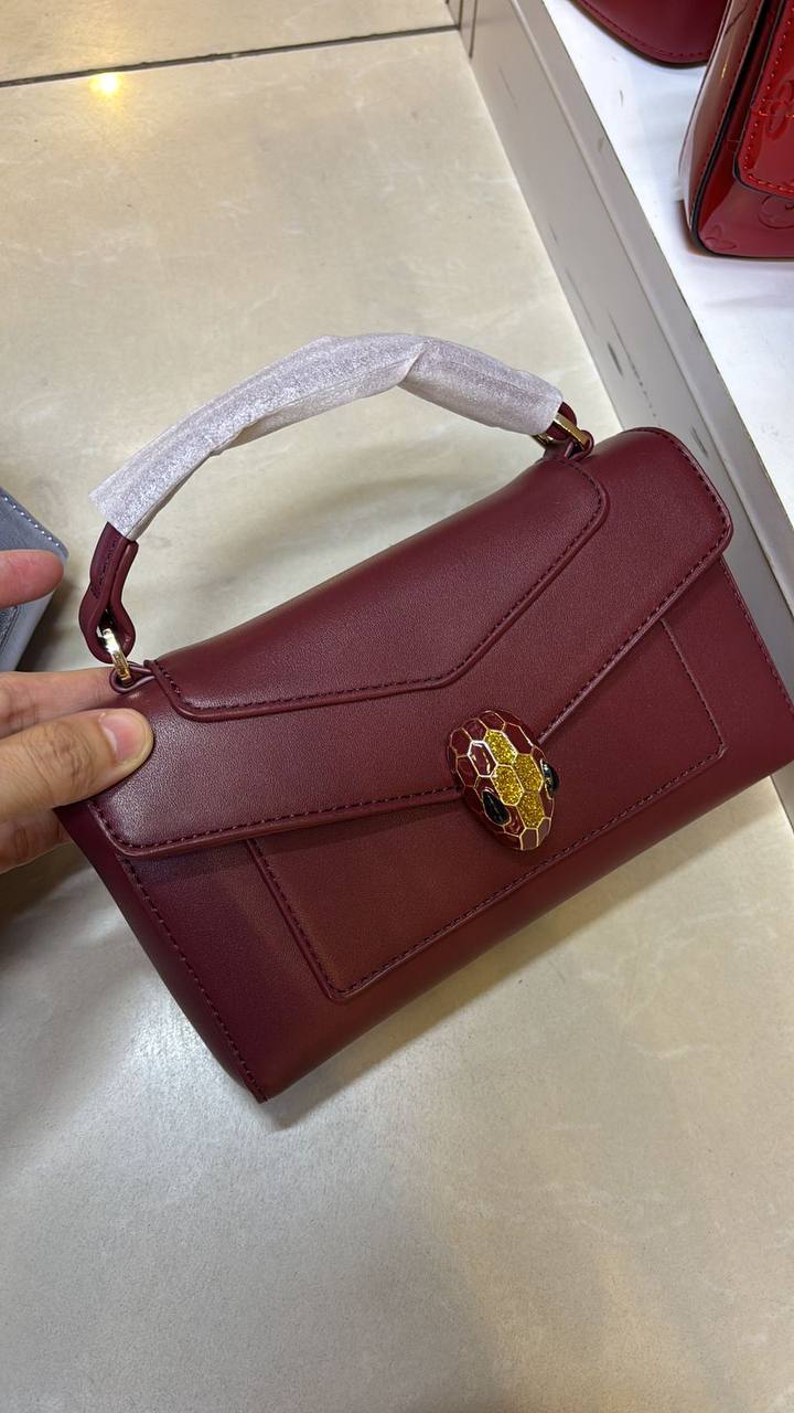 Bvlgari
good quality, 
comes with box, 👌👌🎁

size... 21*13 cm 
120 dhs🇦🇪

Zain12
♥️♥️♥️
