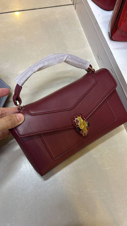 Bvlgari
good quality, 
comes with box, 👌👌🎁

size... 21*13 cm 
120 dhs🇦🇪

Zain12
♥️♥️♥️