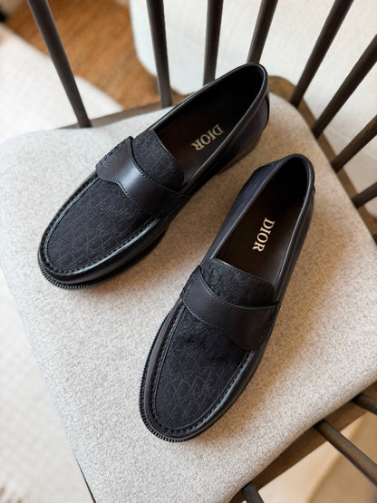 Christian Dior
*AAA QUALITY*
*size: 40 to 46*
550 dhs✅

Zain185
♥️♥️♥️