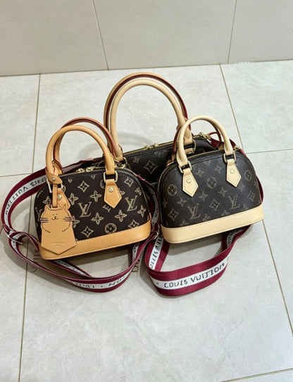 LV
100 dhs✅
SIZE：20cm
Good-quality 

with box
🎁🎁🎁

Zain35
♥️♥️♥️