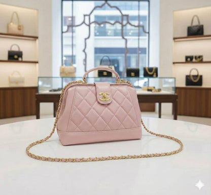 CHANEL 24ᴀ
ᴅᴏᴄᴛᴏʀs ᴛᴏᴘ ʜᴀɴᴅʟᴇ ʙᴀɢ
ᴡɪᴛʜ ᴄʜᴀɪɴ ʙᴇʟᴛ sʟɪɴɢ
ʟᴀᴍʙsᴋɪɴ ᴍᴀᴛᴇʀɪᴀʟ 
sɪᴢᴇ: 25 cm
ᴡɪᴛʜ BOX
🎁🎁🎁

105 dhs🪙🌨️

Zain31
♥️♥️♥️
