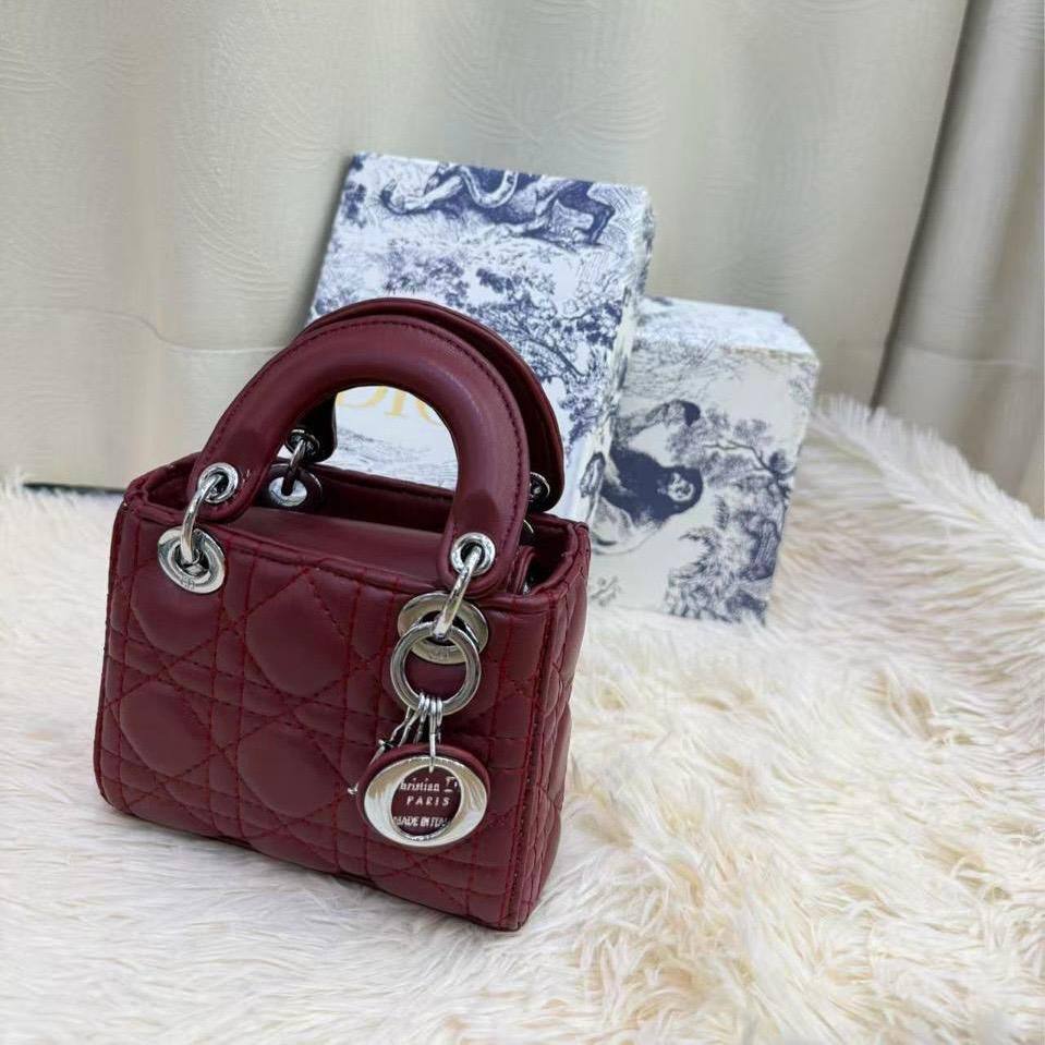 DIOR MINI SIZE 

 WITH BOX 
🎁🎁🎁

110 dhs✅
SIZE: 14 cm

Zain295
♥️♥️♥️