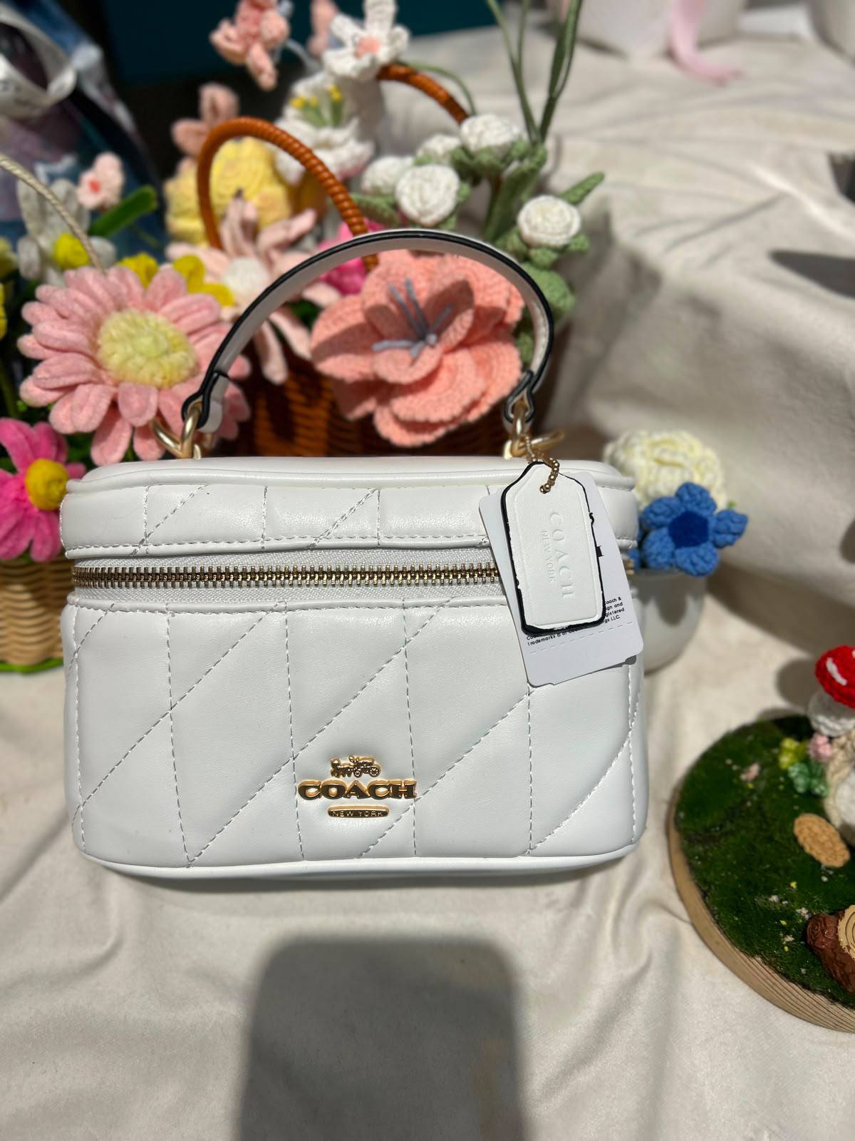 COACH 

19cm  
with box 📦 

105 dhs🇦🇪🇦🇪


Zain44
♥️♥️♥️