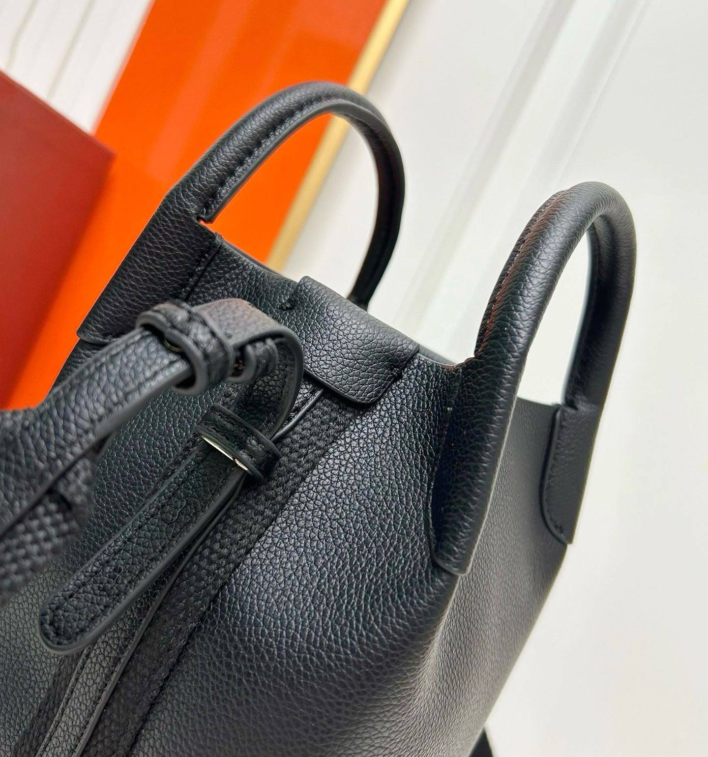 LORA PIANA 
 GOOD QUALITY  
WITH BOX 
120 dhs✅

Zain295
♥️♥️♥️