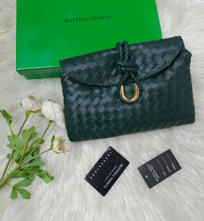 AVAILABLE 

Bottega

 WITH BOX 🎁 

100 dhs🇦🇪🇦🇪

Zain169
♥️♥️♥️