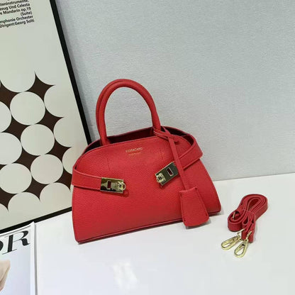 FERRAGAMO
GOOD QUALITY 
120 dhs✅

Zain39
♥️♥️♥️