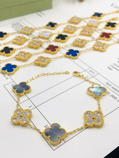VCA BRACELET
WITH STONES
MASTER QUALITY✨💫
70 DHS🇦🇪🇦🇪
 WITH BOX AND PAPER BAG🛍️🎁

Zain89
♥️♥️♥️