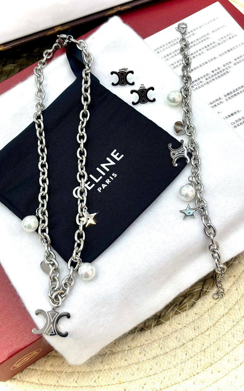 Stainless steel SET 💯*
Necklace ❤️‍🩹
Earring 🍁
Breslat ❣️
With normal boxes 📦 
And paper bag 🛍️
45 dhs🪙🌨️
With master box 📦 
65 dhs🪙🌨️

Zain216
♥️♥️♥️