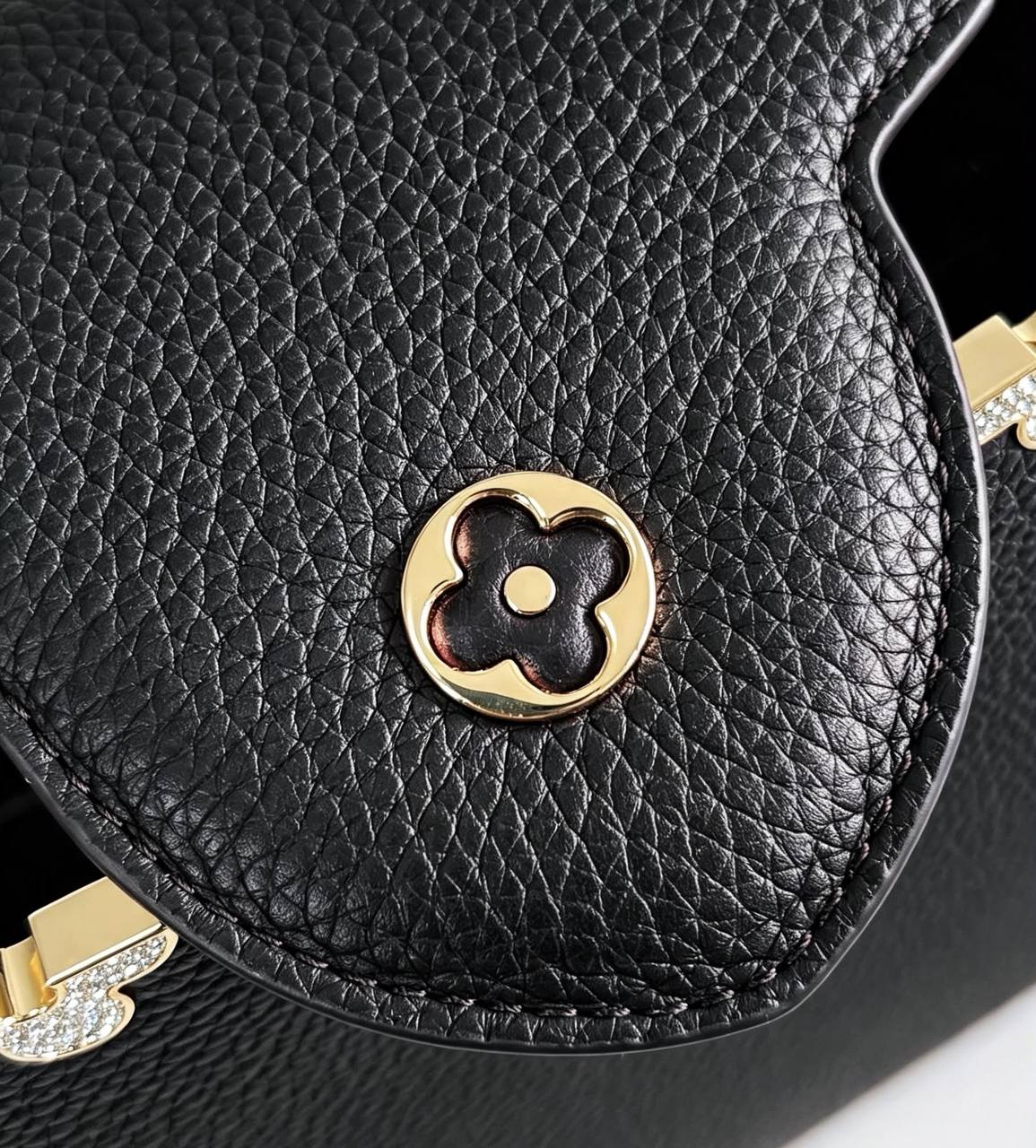 LV NEW CAME HIGH QUALITY WITH BOX 
150 dhs🇦🇪🇦🇪

Zain295
♥️♥️♥️