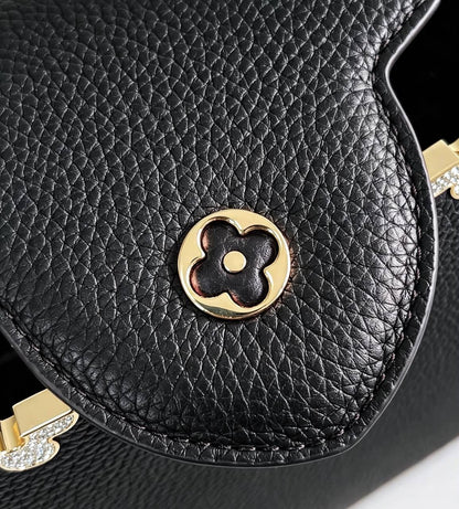 LV NEW CAME HIGH QUALITY WITH BOX 
150 dhs🇦🇪🇦🇪

Zain295
♥️♥️♥️