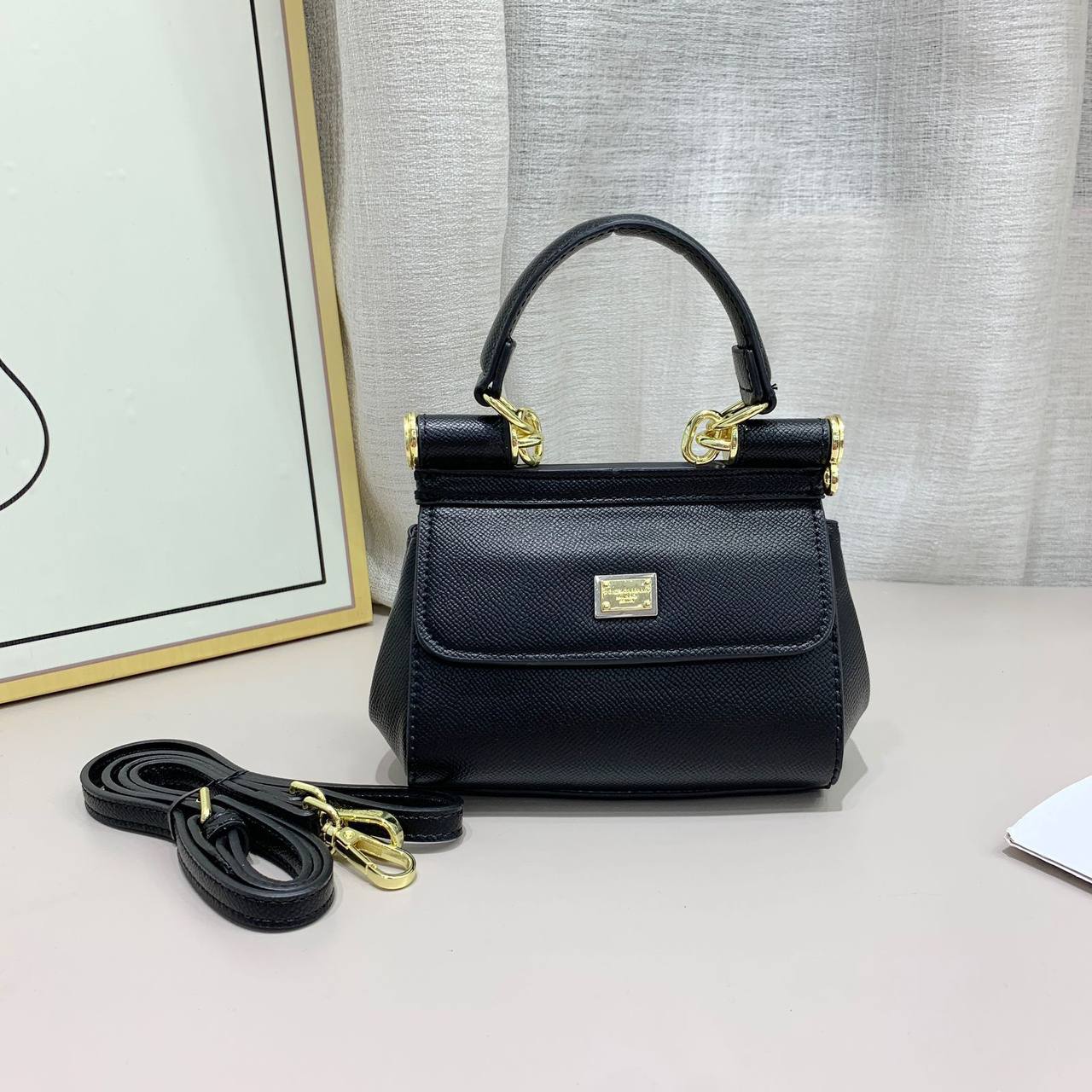 D&G

new came 

good quality 

with box 
🎁🎁🎁

90 dhs🪙🖤

Zain39
♥️♥️♥️