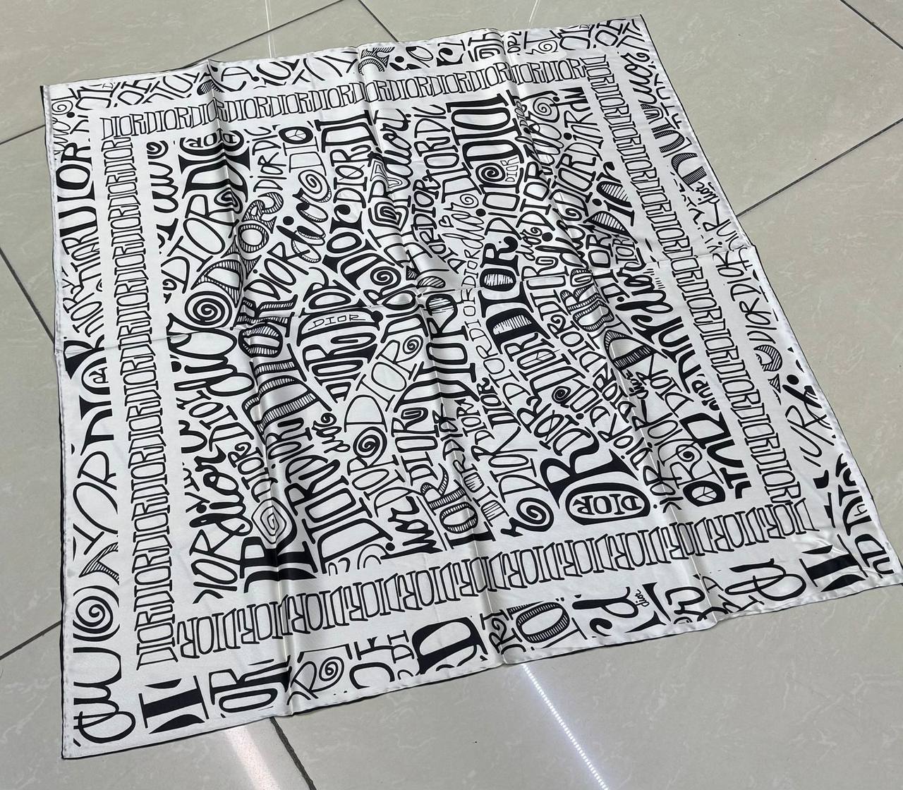 Silk square scarf 
40 dhs🪙💚

Zain93
♥️♥️♥️