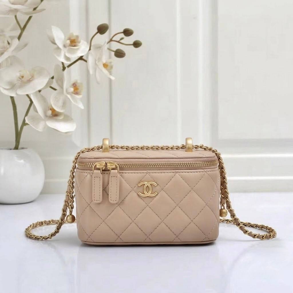 Chanel

High quality

With box 

100 DHS🇦🇪🇦🇪🇦🇪

Zain50
♥️♥️♥️