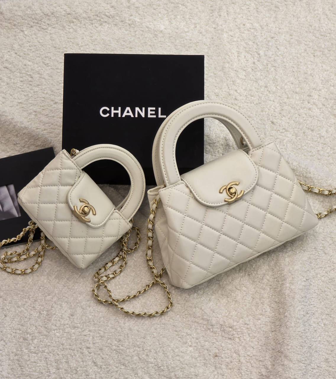 Chanel

 20Cm 
230 dhs🌺

 12Cm
170 dhs🌺

     WITH BOX
🎁🎁🎁

Zain131
♥️♥️♥️