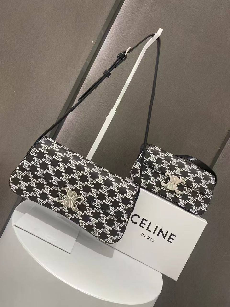 CELINE
110 dhs✅
Best quality 
with box🎁

small size 21 CM
big size 28 CM

Zain90
♥️♥️♥️