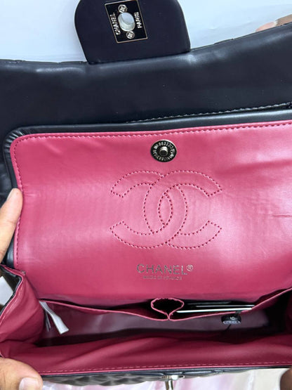 Chanel 
New arrival 
Size 25cm
110 dhs💓
With box 📦

Zain70
♥️♥️♥️