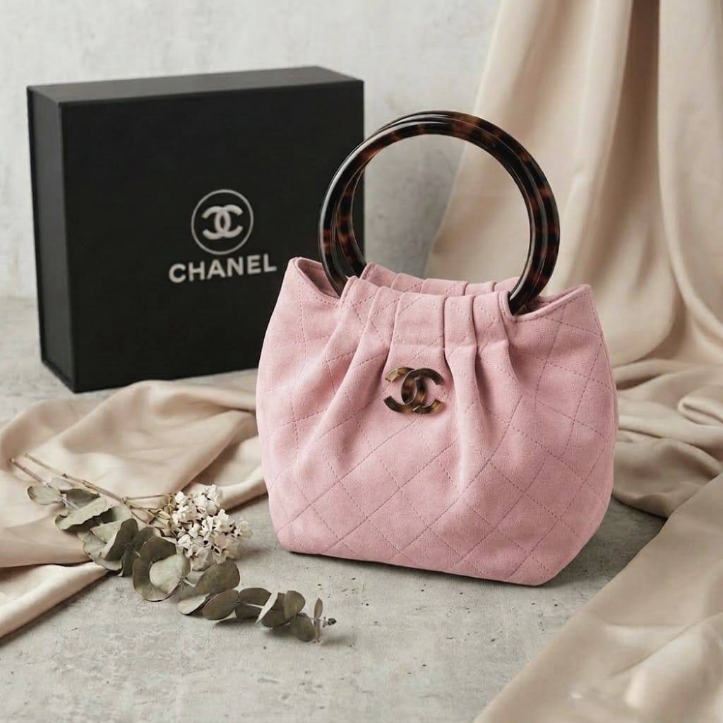 CHANEL ʜᴏʙᴏ ʜᴀɴᴅʙᴀɢ
ᴛᴏʀᴛᴏɪsᴇsʜᴇʟʟ sᴛʏʟᴇ ᴘʟᴇxɪɢʟᴀss
ɢᴏʟᴅ ᴛᴏɴᴇ ᴍᴇᴛᴀʟ 
ᴅᴏᴜʙʟᴇ C ʟᴏɢᴏ
sᴜᴇᴅᴇ ᴍᴀᴛᴇʀɪᴀʟ
sɪᴢᴇ : 15 x 7 x 17 cm
ᴡɪᴛʜ BOX
🎁🎁🎁

80 dhs✅

Zain31
♥️♥️♥️