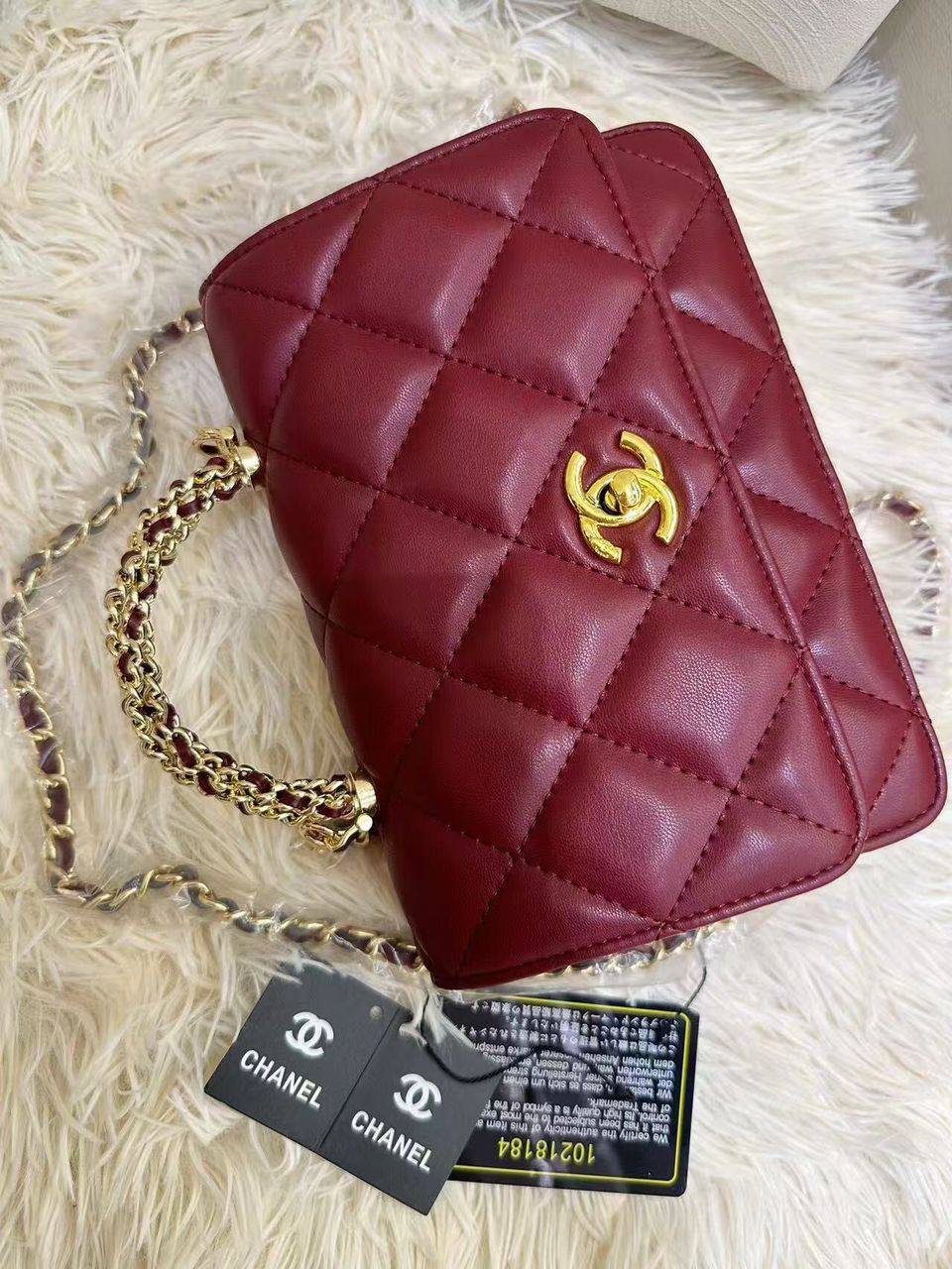 Chanel 
90 dhs✅
with box
size 20×5×14

Zain42
♥️♥️♥️