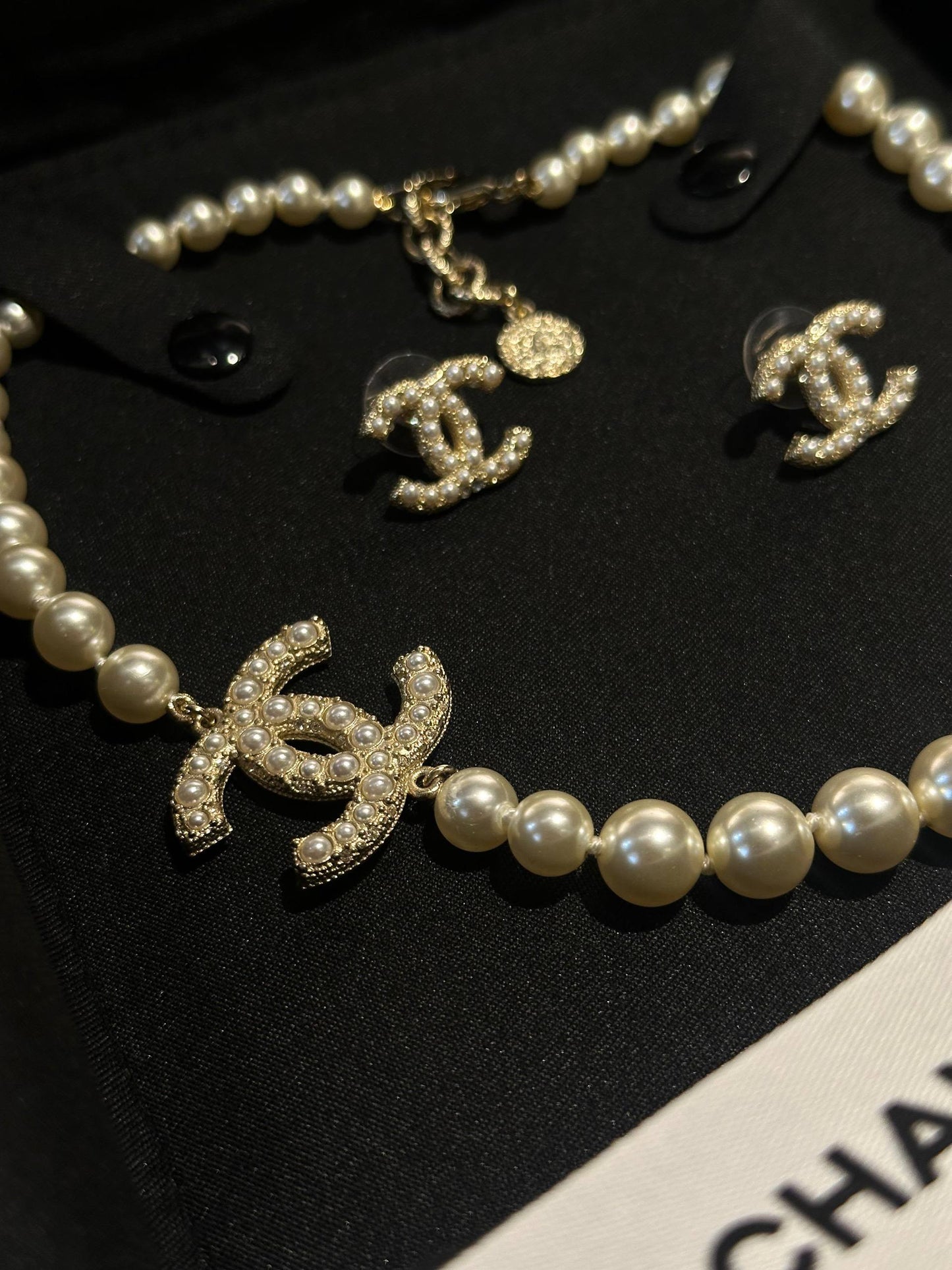 CHANEL
↗️ *Super Master Quality ®️*
* *New Collection* 
 Chanel the classic model Choker & Earings
For Price 👇 WhatsApp✅
0568585901 
0507557372
0552275751 Owner Zain 👌

Zain106
♥️♥️♥️