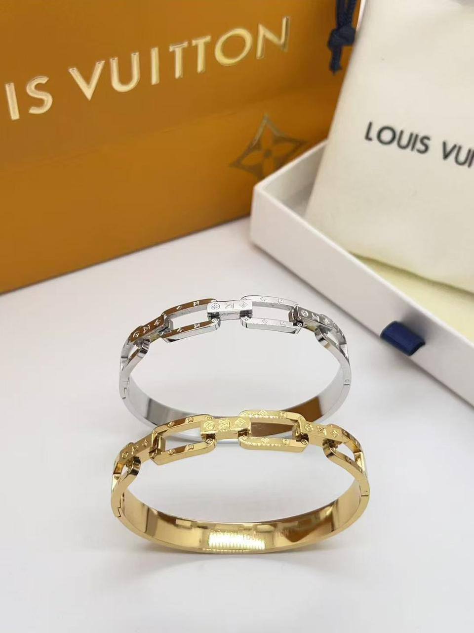 *Offer Bangle* 🍁
Stainless non tarnished 

20 dhs🪙🌨️
simple box
30 dhs🪙🌨️
name box 📦

Zain48
♥️♥️♥️