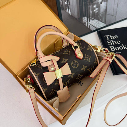LV
80 dhs✅
size 17×10×12cm

with box
🎁🎁🎁

Zain42
♥️♥️♥️