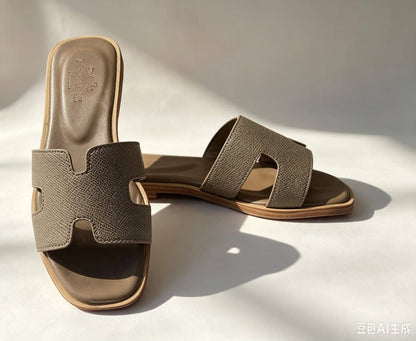 Hermes
70 dhs🇦🇪🇦🇪
size 36 to 41

Zain161
♥️♥️♥️