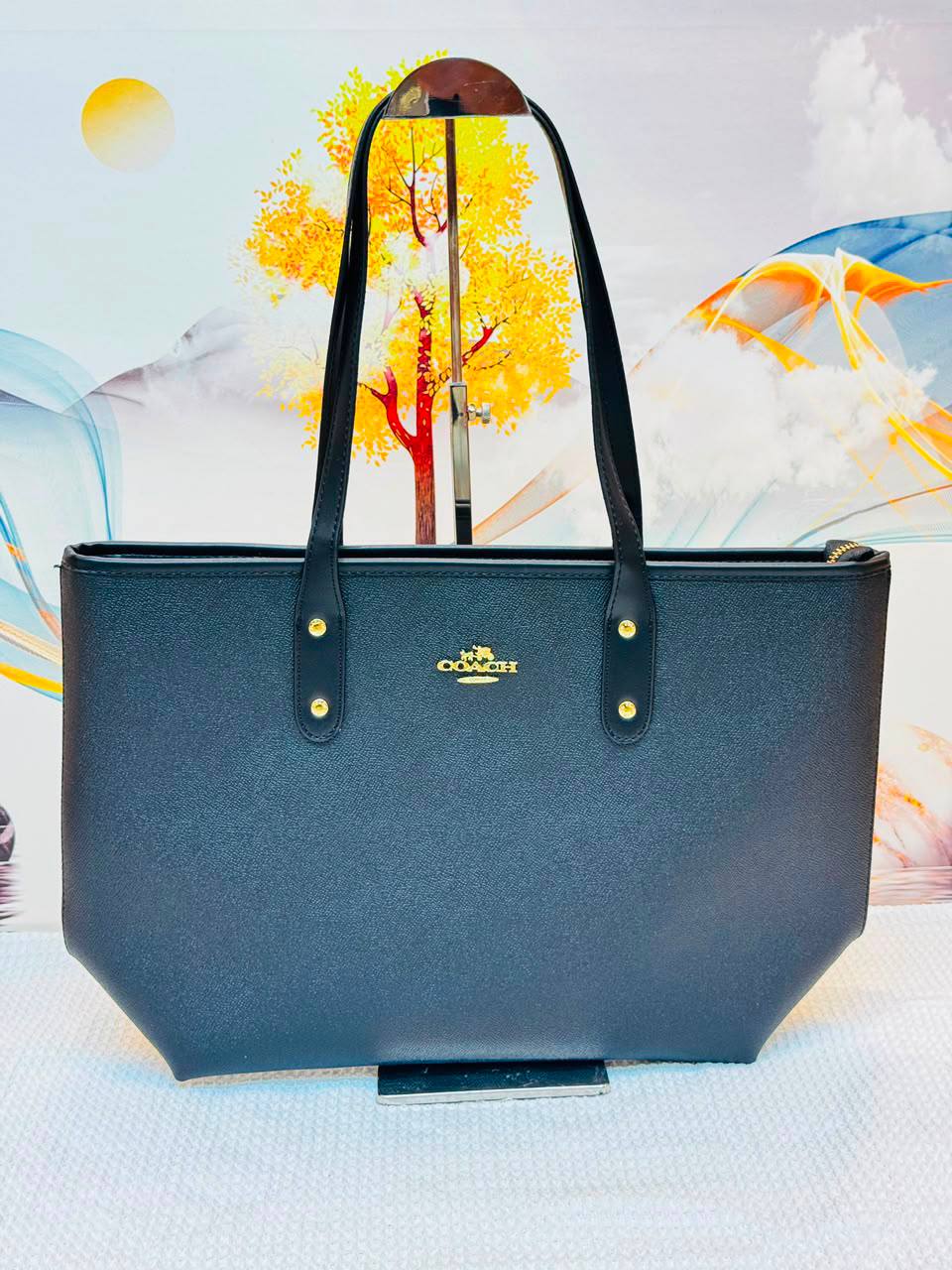 Coach 
Best quality with box’s 
100 dhs🇦🇪🇦🇪
size 41 CM

Zain290
♥️♥️♥️