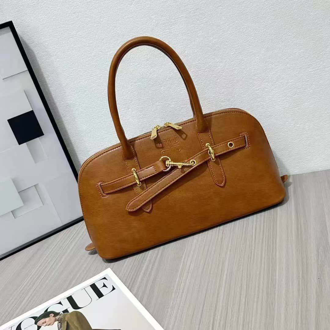 MIUMIU

Best quality 
with box
100 dhs🇦🇪🇦🇪

size 33CM


Zain290
♥️♥️♥️