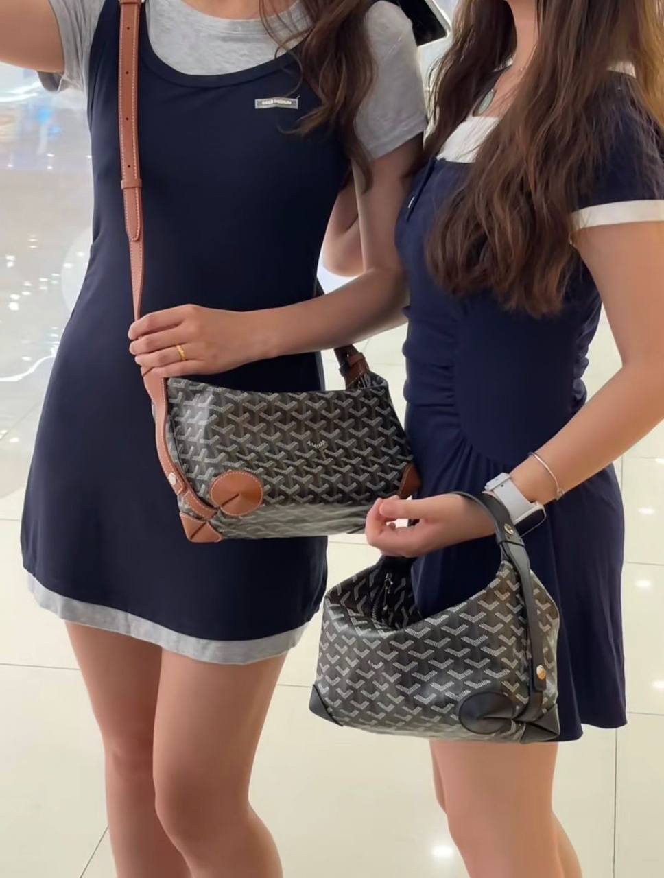 Goyard 
good quality 
with box 
🎁🎁🎁

120 dhs✅

Size : 25cm

Zain295
♥️♥️♥️
