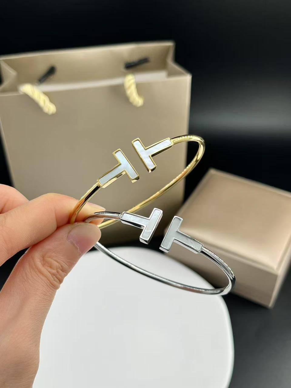 60 dhs🇦🇪🇦🇪

TIFFANY BANGLE💫✨
WITH BOX AND PAPER BAG 🛍️🎁

Zain89
♥️♥️♥️