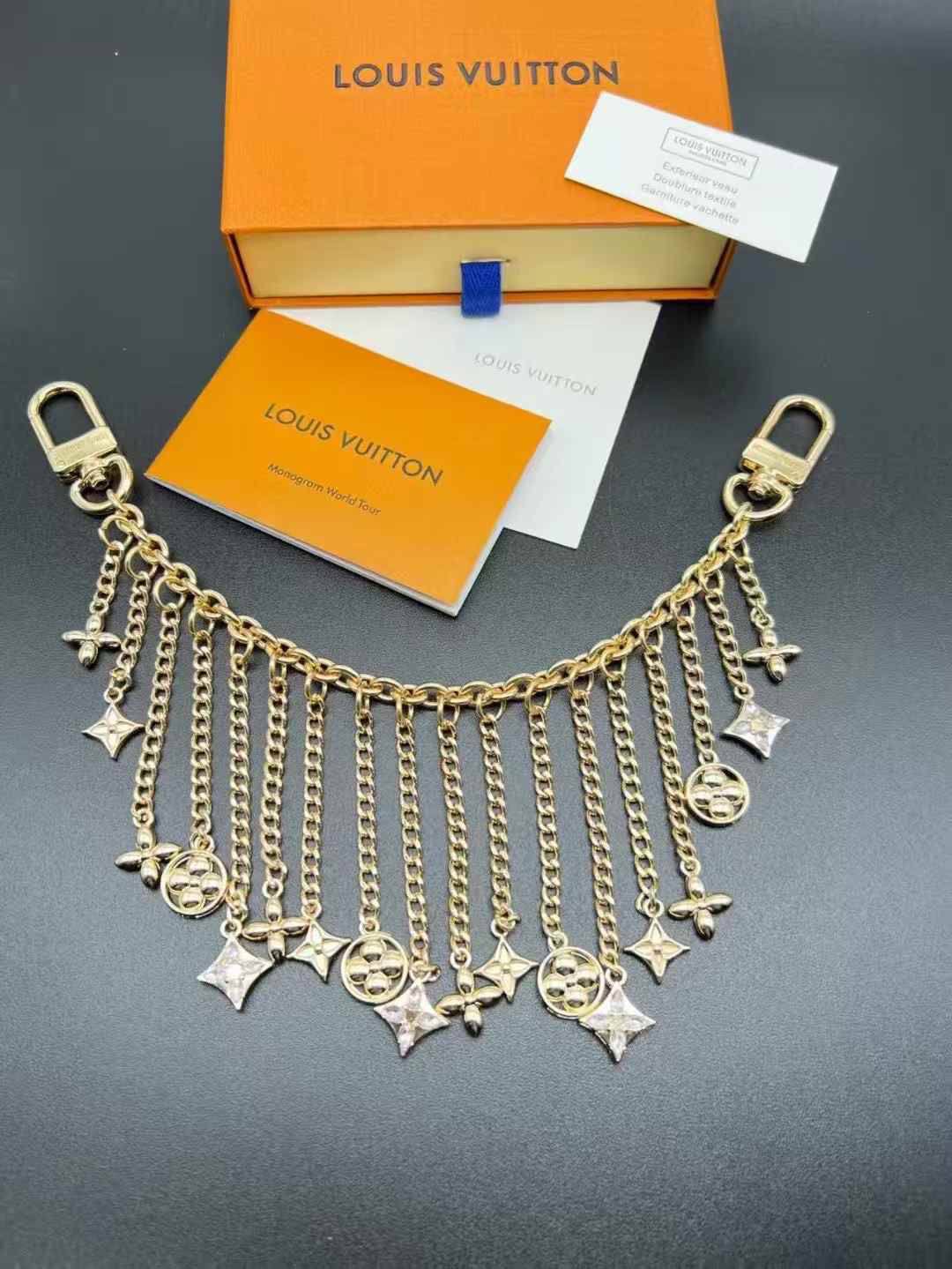 *KEY🗝️ CHAINS* 🔆
*BAG CHARMS*
*80*  *AED*💰
      *Each*
      *with*
*Good Box* 📦

*MASTER QUALITY*

Zain89
♥️♥️♥️