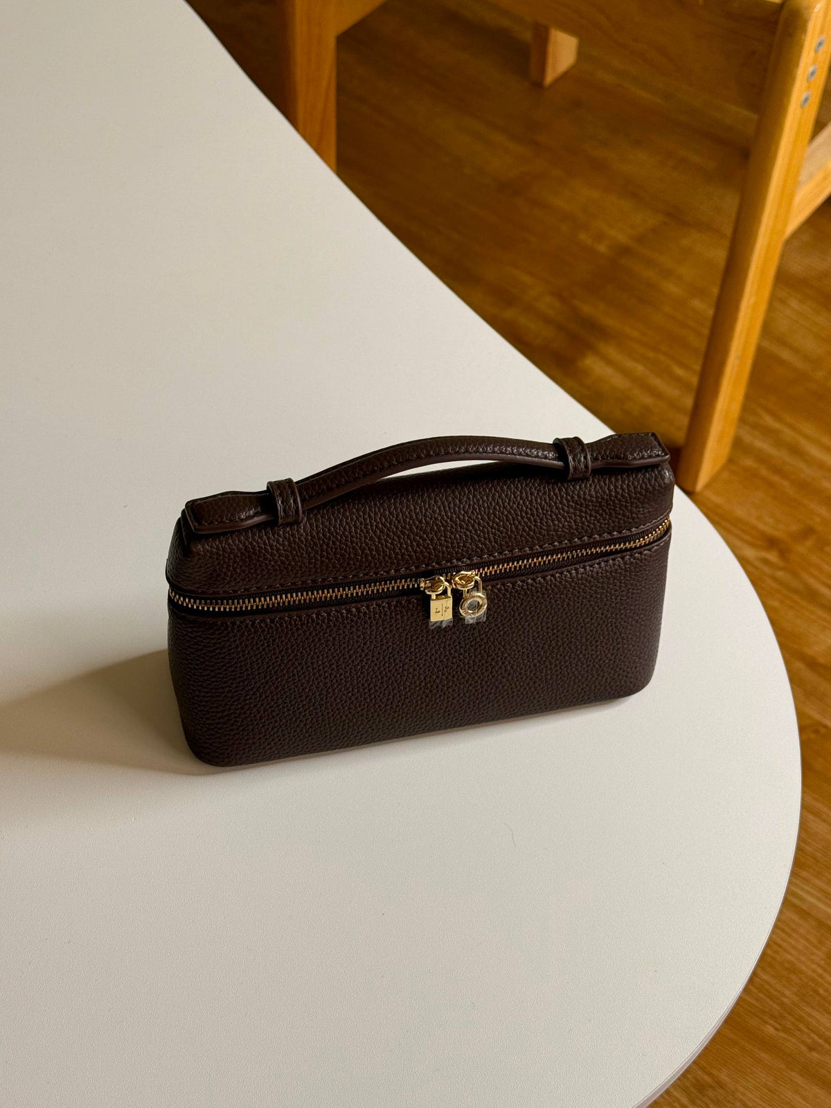 LORO PIANA 

19cm

320 dhs🇦🇪🇦🇪🇦🇪
 MASTER QUALITY
 With box🎁

Zain167
♥️♥️♥️