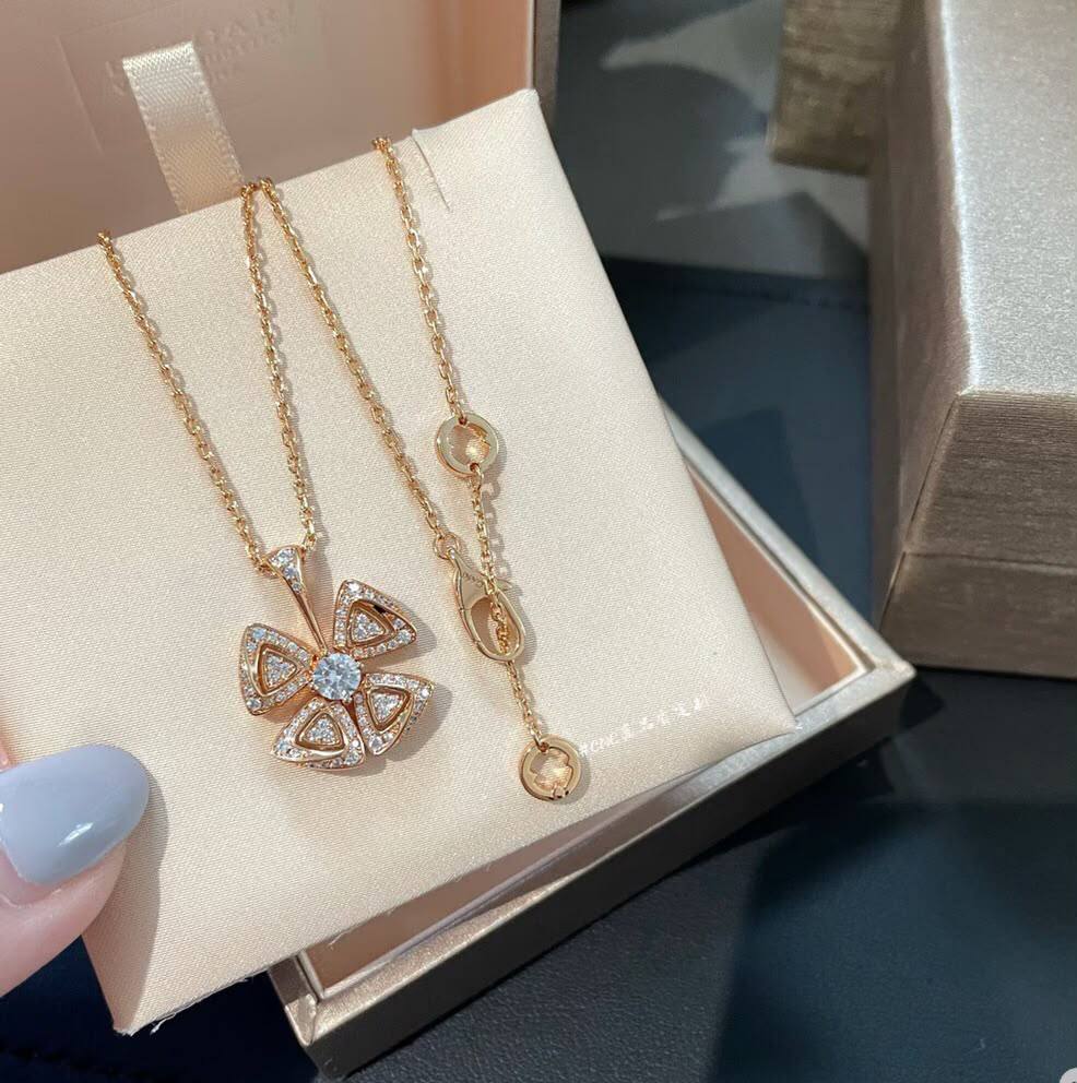 Bvlgari Necklace 🎀
Master quality 
Rose gold

*55* AED normal box 📦 
*85* AED with same original box 🗃️

Zain48
♥️♥️♥️