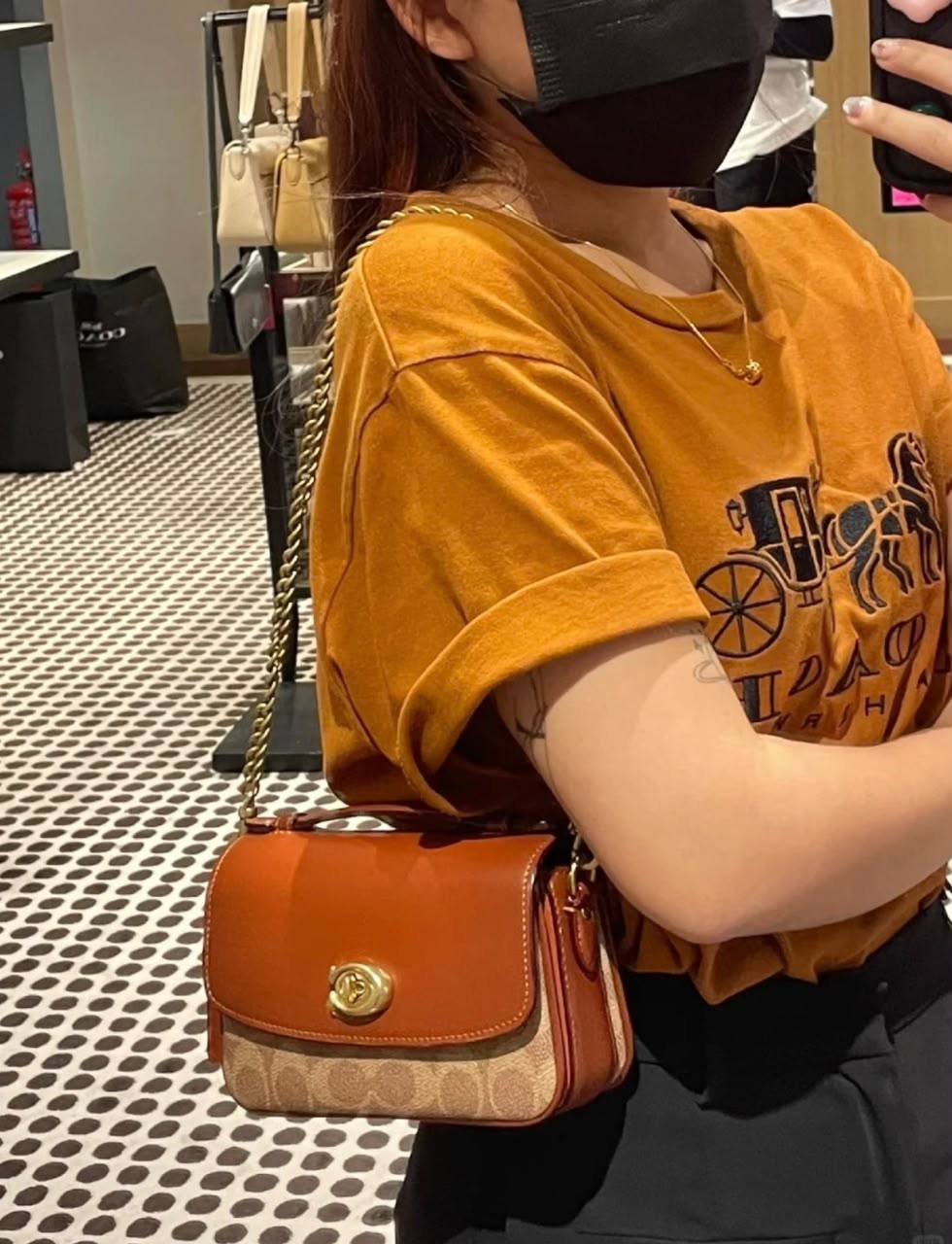 Coach

100 dhs🇦🇪🇦🇪🇦🇪

SIZE：20cm
GOOD-quality 
with box

Zain35
♥️♥️♥️