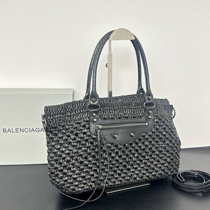 Balenciaga 
Master🌺🌺
360 dhs💓
 
Zain228
♥️♥️♥️