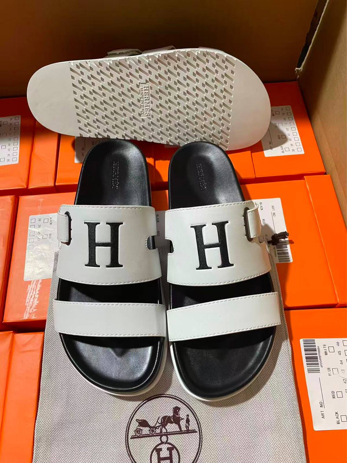 Hermes men slipper,
High Quality New Arrived, 
Size 40 To 45

105 dhs🇦🇪🇦🇪

Zain120
♥️♥️♥️