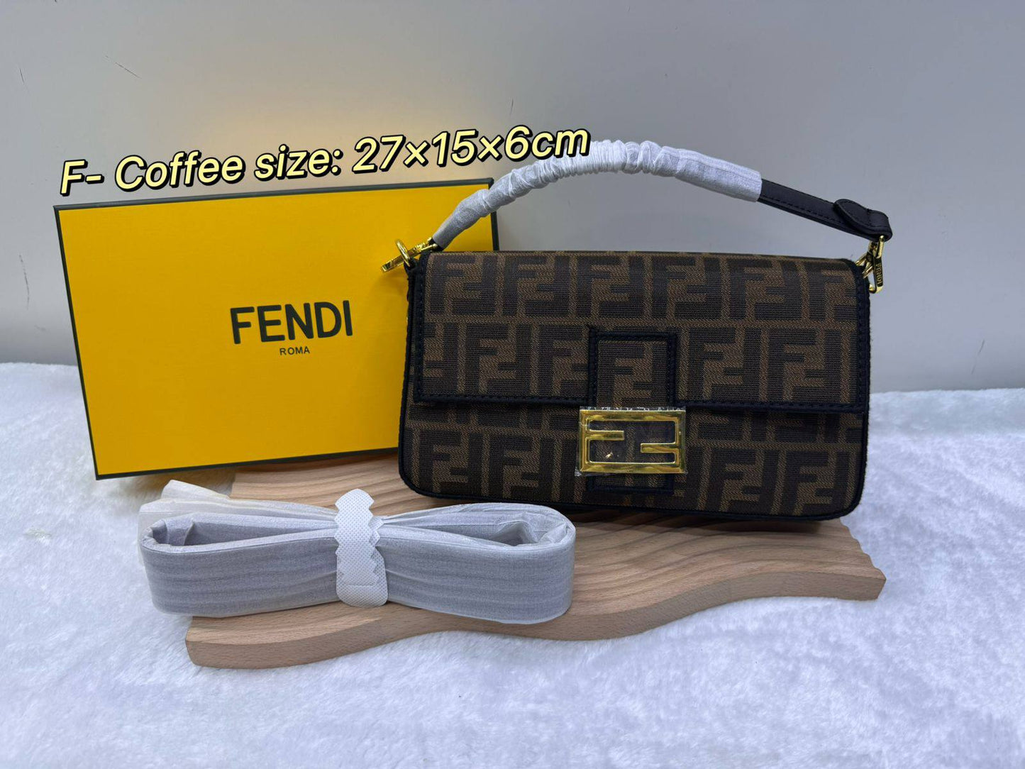 Fendi 

With box 
🎁🎁🎁

size:27cm  
95 dhs🗽

Zain114
♥️♥️♥️