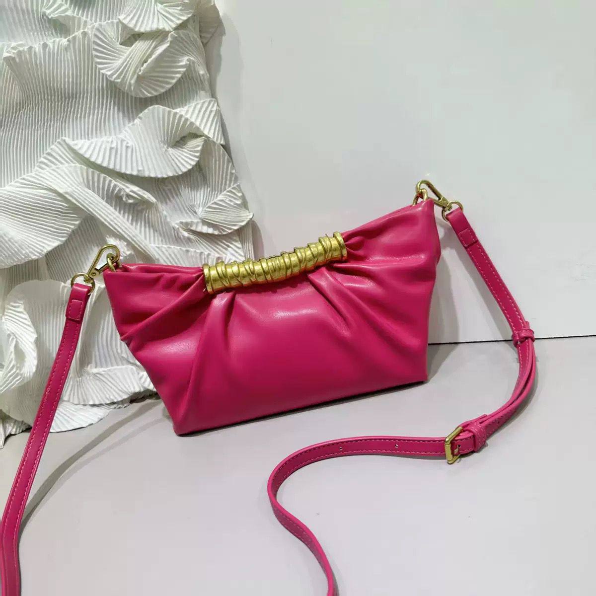BOTTEGA
 NEW  CAME GOOD QUALITY 
WITH BOX 🎁🎁🎁

90 dhs✅

Zain39
♥️♥️♥️