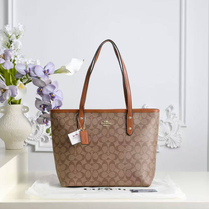 Coach
90 dhs✅
size 38×10×26cm

Zain42
♥️♥️♥️
