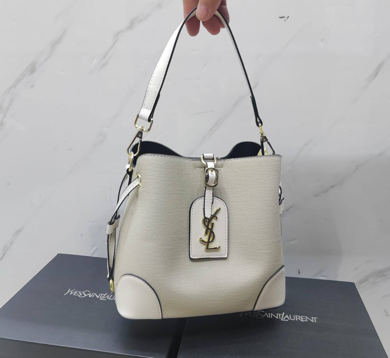 Mixed bags 

100 dhs🪙🖤

good quality

Zain143
♥️♥️♥️